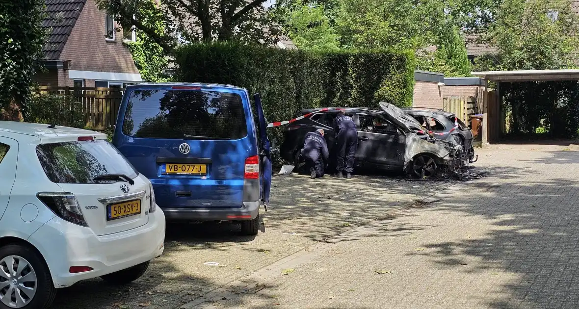 Na dagen van onrust, twee auto's afgebrand - Foto 1