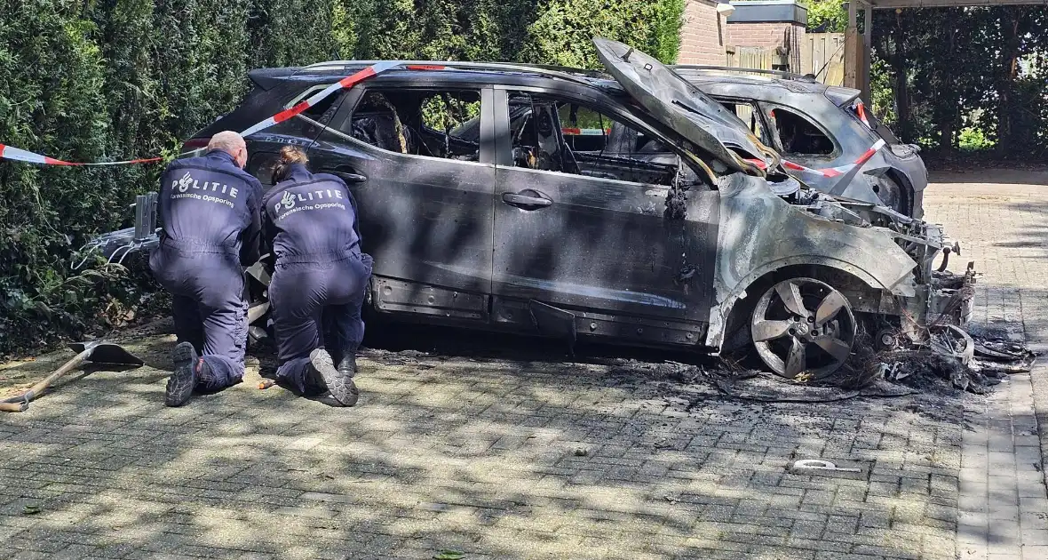 Na dagen van onrust, twee auto's afgebrand - Foto 2