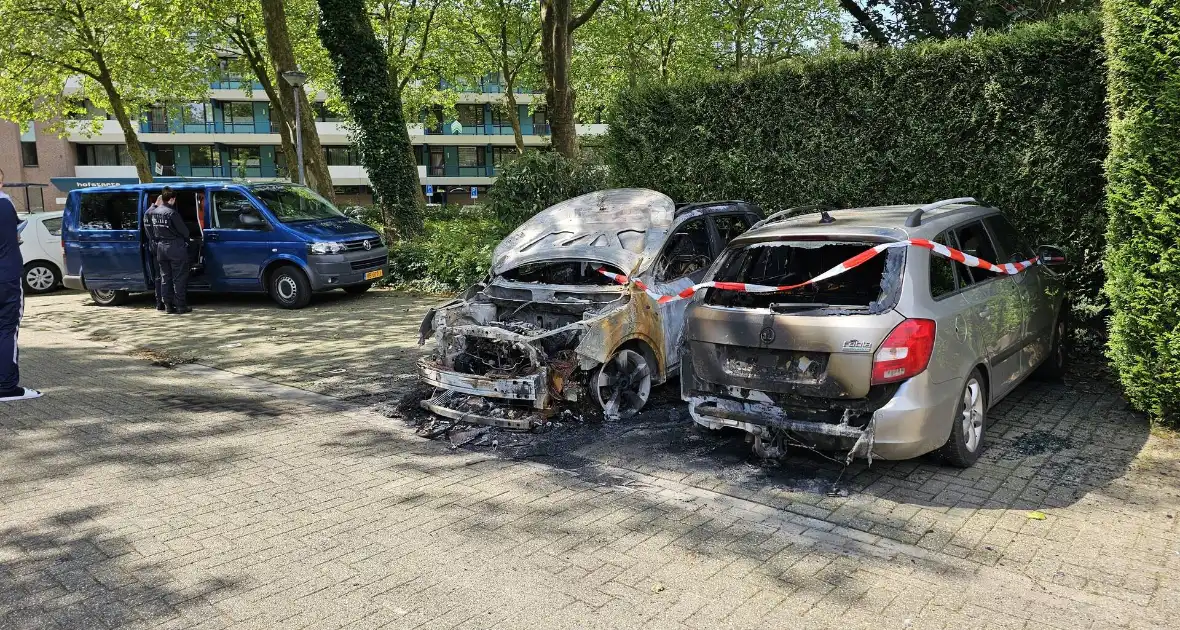 Na dagen van onrust, twee auto's afgebrand - Foto 3