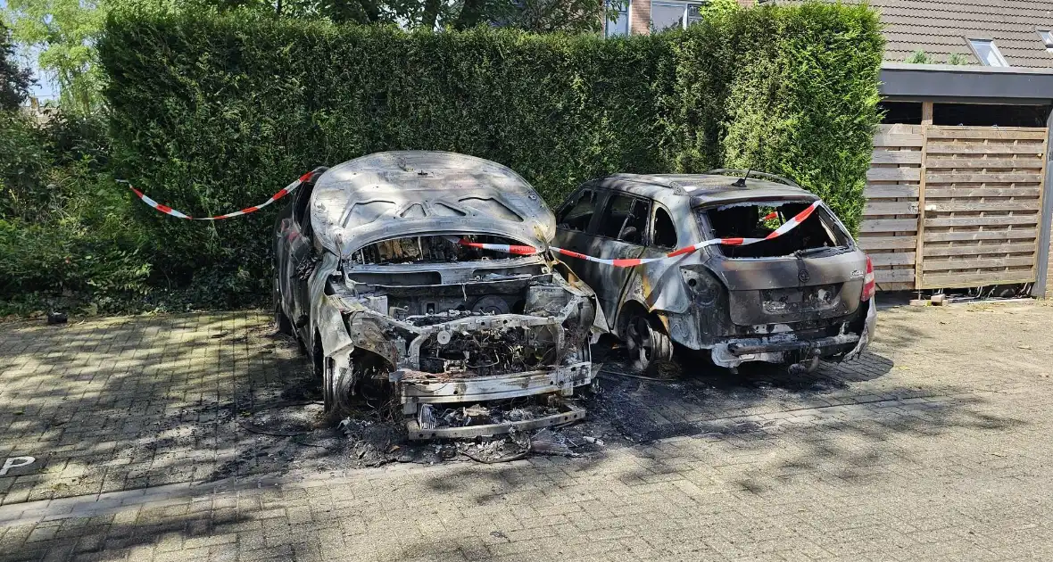 Na dagen van onrust, twee auto's afgebrand - Foto 4