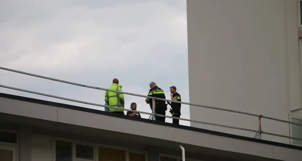 Bouwvakker overlijdt nadat hamer van grote hoogte valt - Foto 3