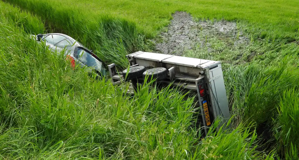 Auto met aanhanger belandt in sloot - Foto 2