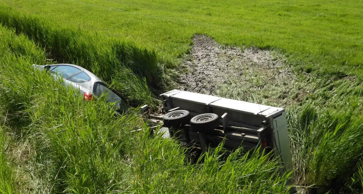 Auto met aanhanger belandt in sloot - Foto 5