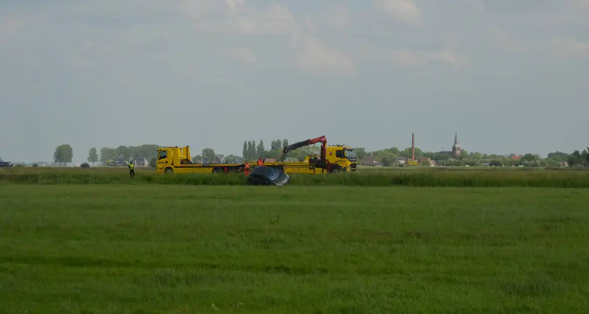 Auto met aanhanger belandt in sloot - Foto 9