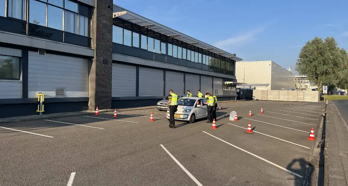 Politie houdt algemene voertuig controle - Foto 1