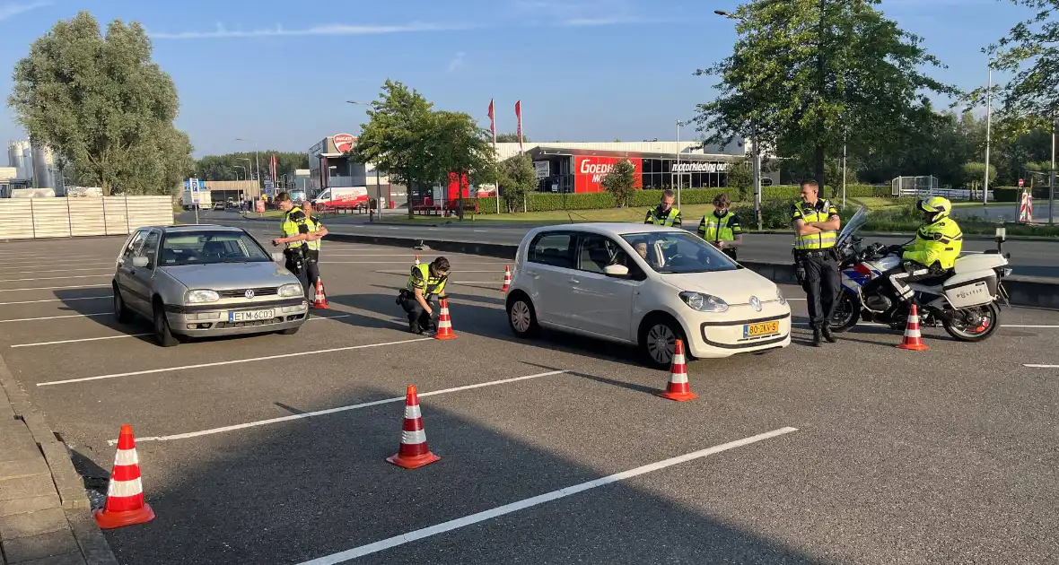 Politie houdt algemene voertuig controle - Foto 3