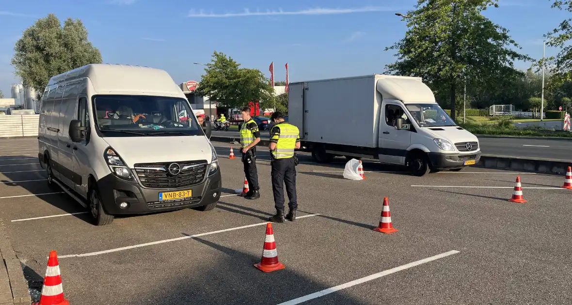 Politie houdt algemene voertuig controle - Foto 5