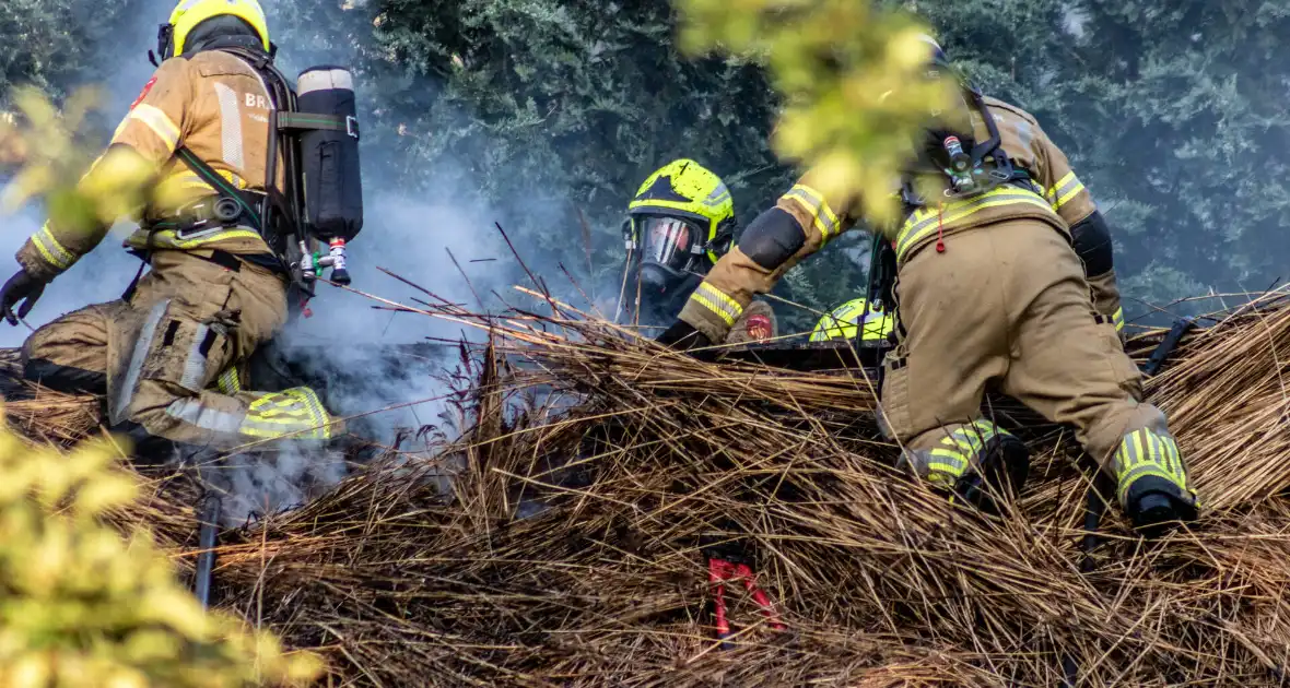 Veel schade na brand in schuur - Foto 2