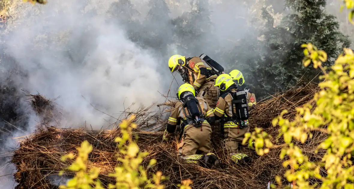 Veel schade na brand in schuur - Foto 4