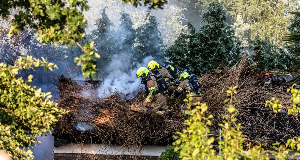 Veel schade na brand in schuur - Foto 5