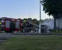 Brandweer blust brand in afvalbak