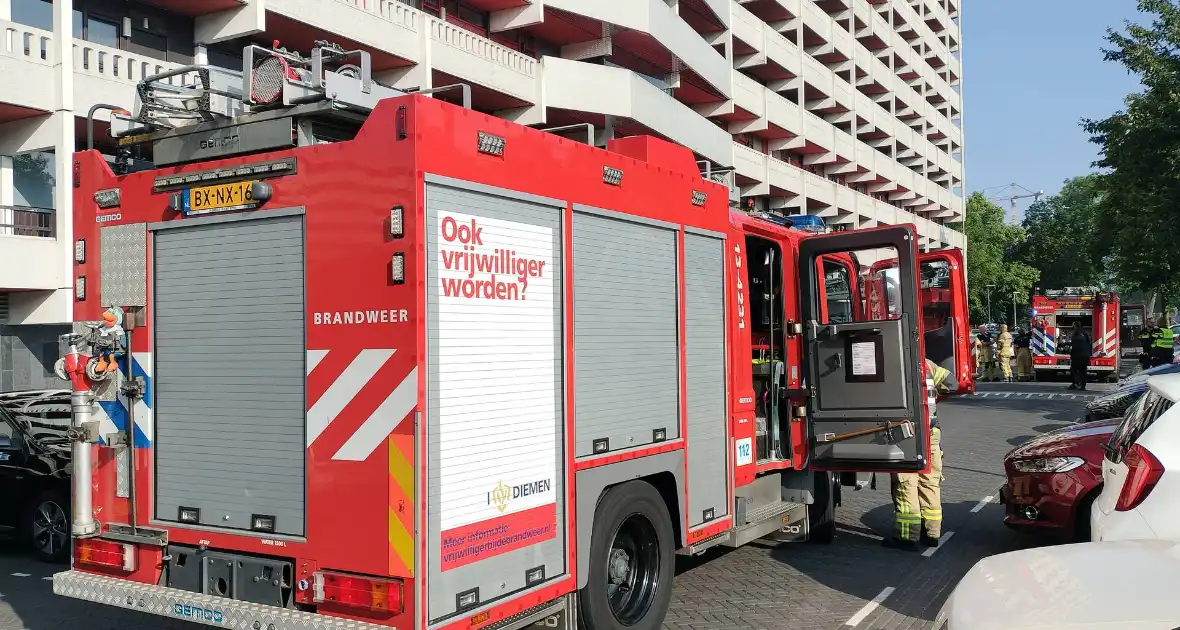 Hulpdiensten groots ingezet voor brand in flatwoning - Foto 1