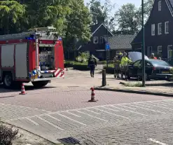 Autobrand in woonwijk, brandweer aanwezig