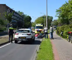 Scooterrijder onderuit en knalt tegen lantaarnpaal