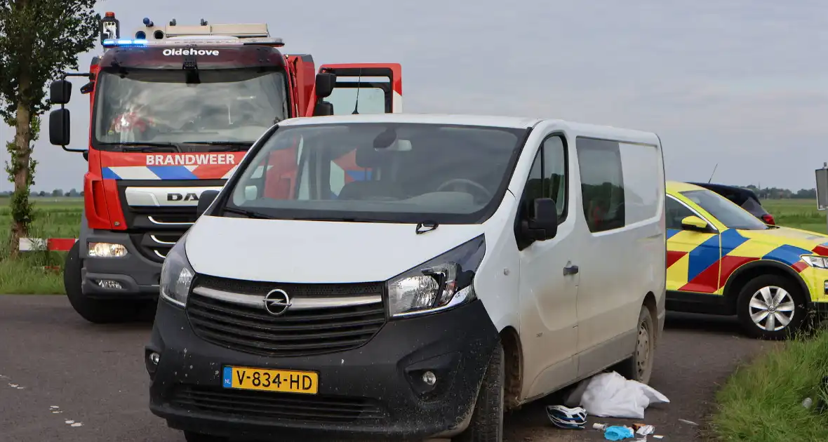 Wielrenner gewond bij botsing met bestebus - Foto 1