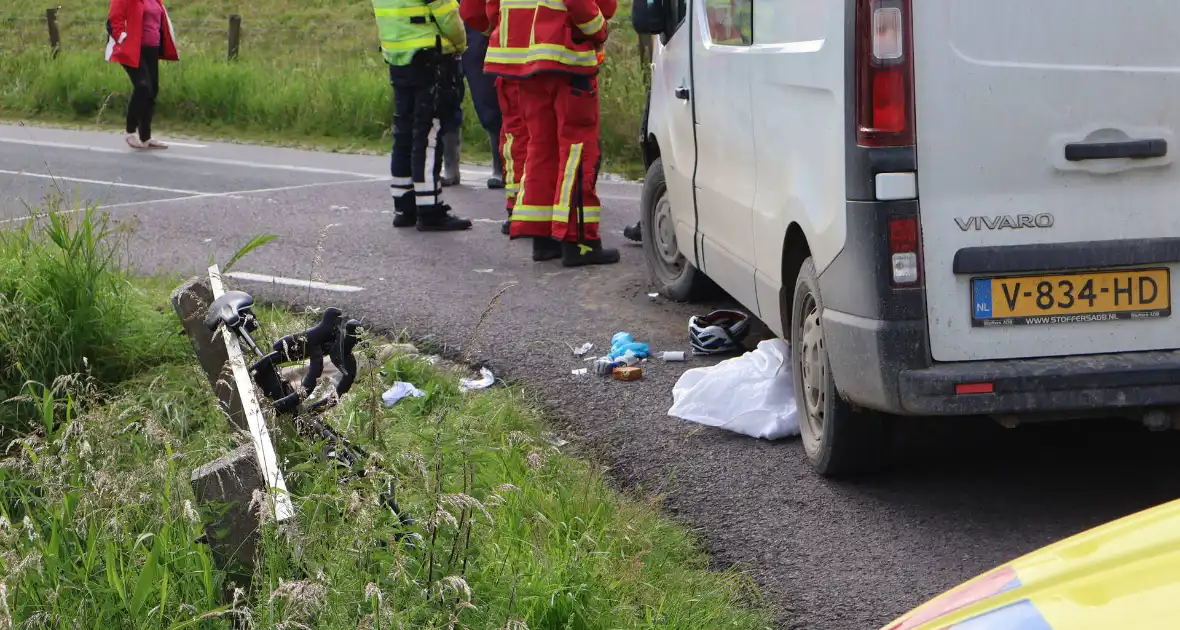 Wielrenner gewond bij botsing met bestebus - Foto 2