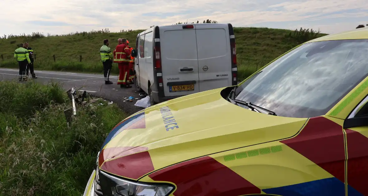 Wielrenner gewond bij botsing met bestebus - Foto 4