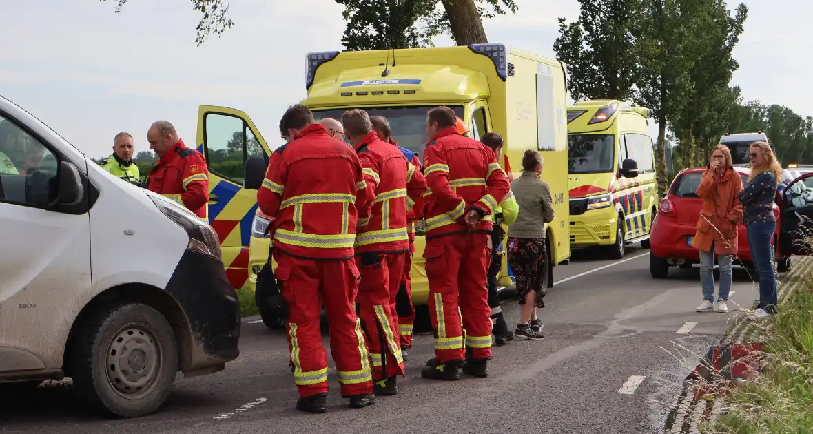 Wielrenner gewond bij botsing met bestebus - Foto 6