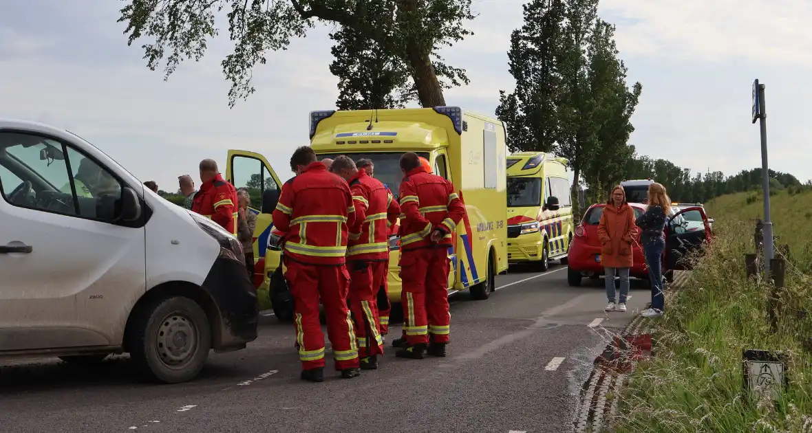 Wielrenner gewond bij botsing met bestebus - Foto 7