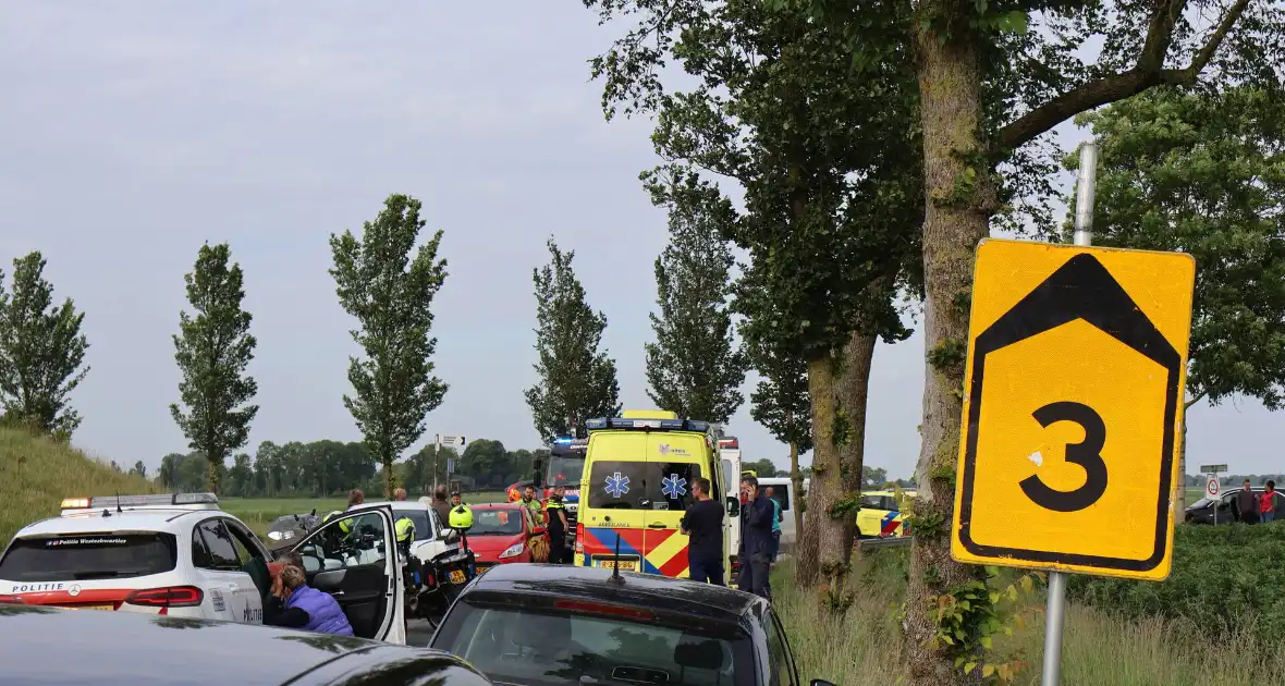 Wielrenner gewond bij botsing met bestebus - Foto 9