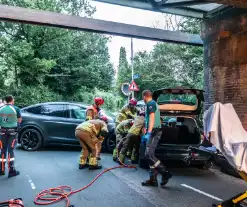 Persoon bekneld bij botsing tussen twee voertuigen