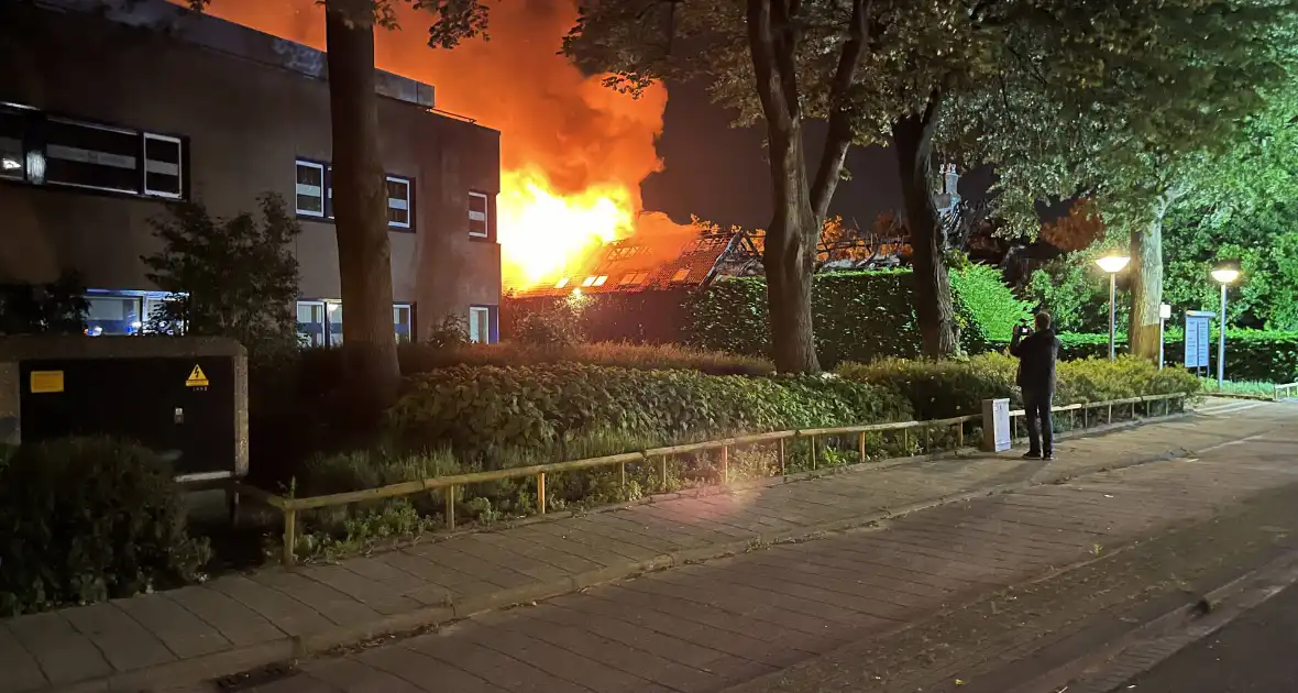 Grote uitslaande brand in pand - Foto 2