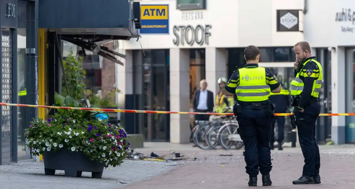 Veel schade na plofkraak pinautomaat - Foto 1