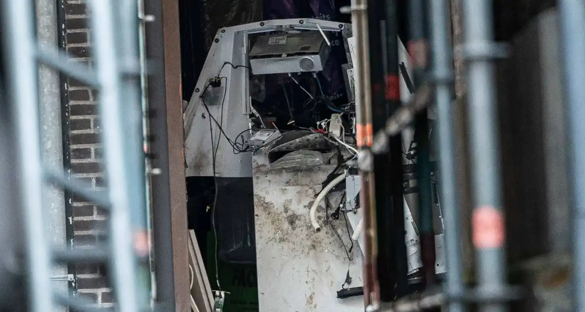 Veel schade na plofkraak pinautomaat - Foto 4