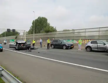 Fikse schade bij kop-staartbotsing op snelweg