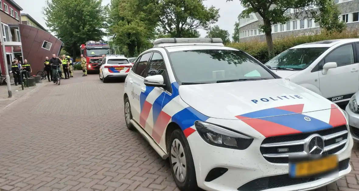 Brandweer assisteert politie bij inzet in woning - Foto 1