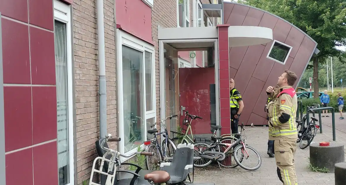 Brandweer assisteert politie bij inzet in woning - Foto 2