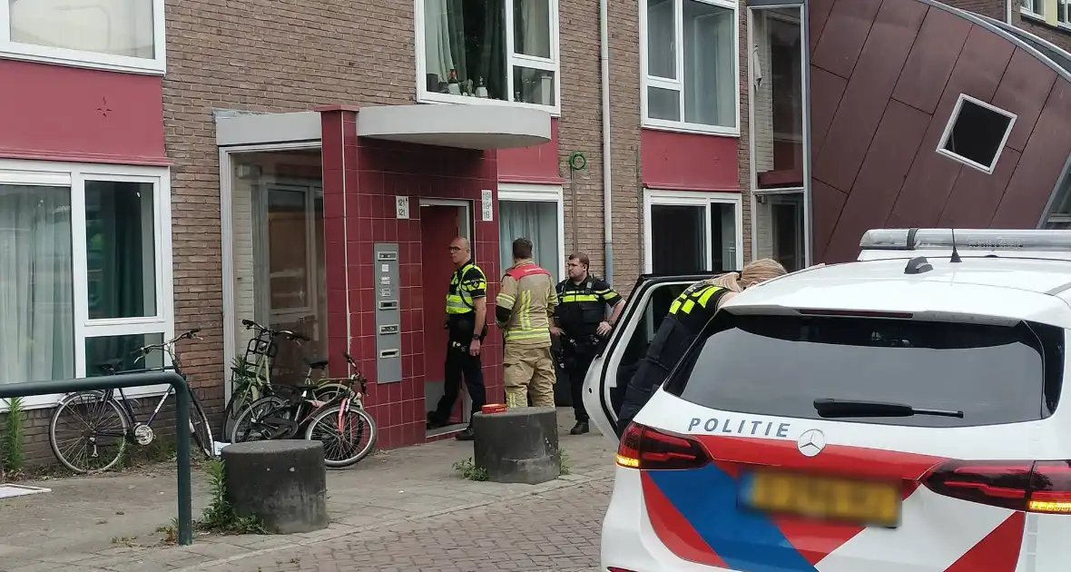 Brandweer assisteert politie bij inzet in woning - Foto 3