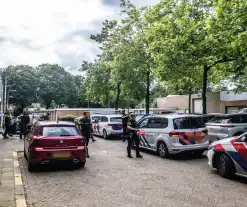 Politie valt woning binnen nadat persoon met nepvuurwapen op balkon verschijnt