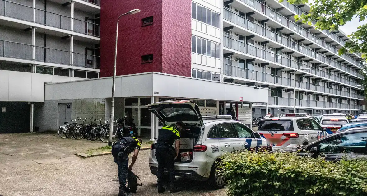 Politie valt woning binnen nadat persoon met nepvuurwapen op balkon verschijnt - Foto 1