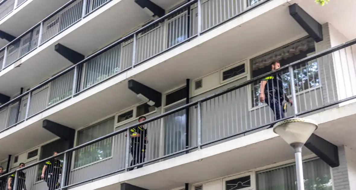 Politie valt woning binnen nadat persoon met nepvuurwapen op balkon verschijnt - Foto 4