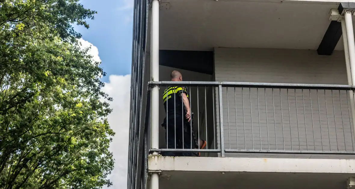 Politie valt woning binnen nadat persoon met nepvuurwapen op balkon verschijnt - Foto 5