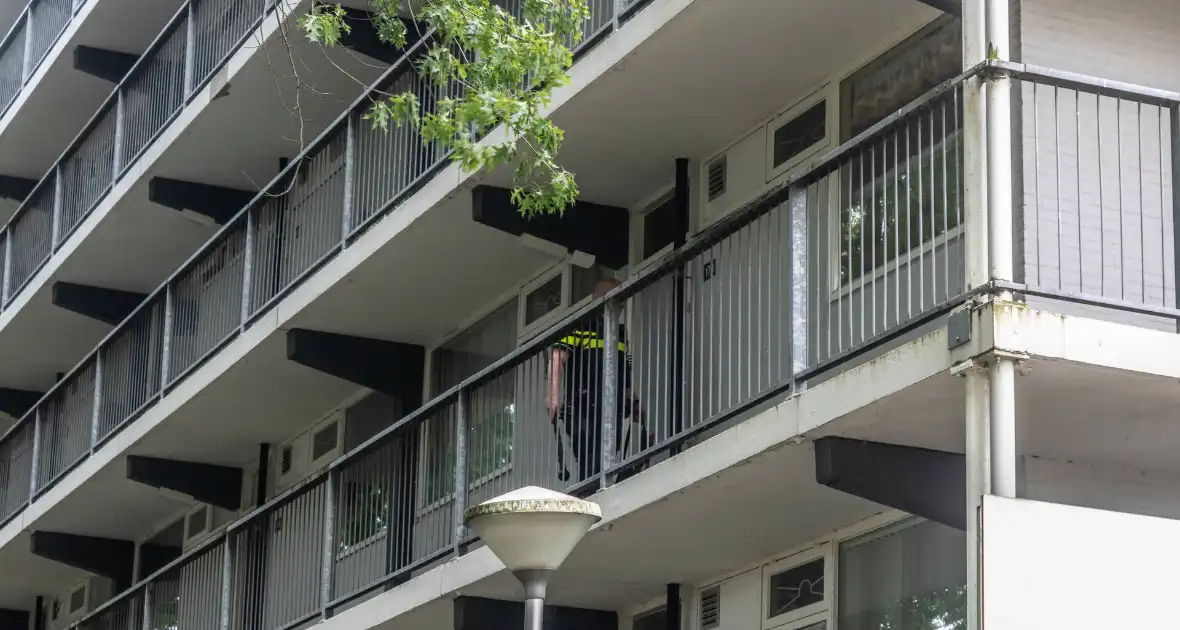 Politie valt woning binnen nadat persoon met nepvuurwapen op balkon verschijnt - Foto 7