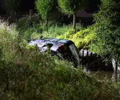 Auto in de sloot na rit met hoge snelheid, bestuurder naar bureau