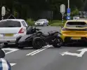 Driewiel motor rijder botst achterop twee auto's