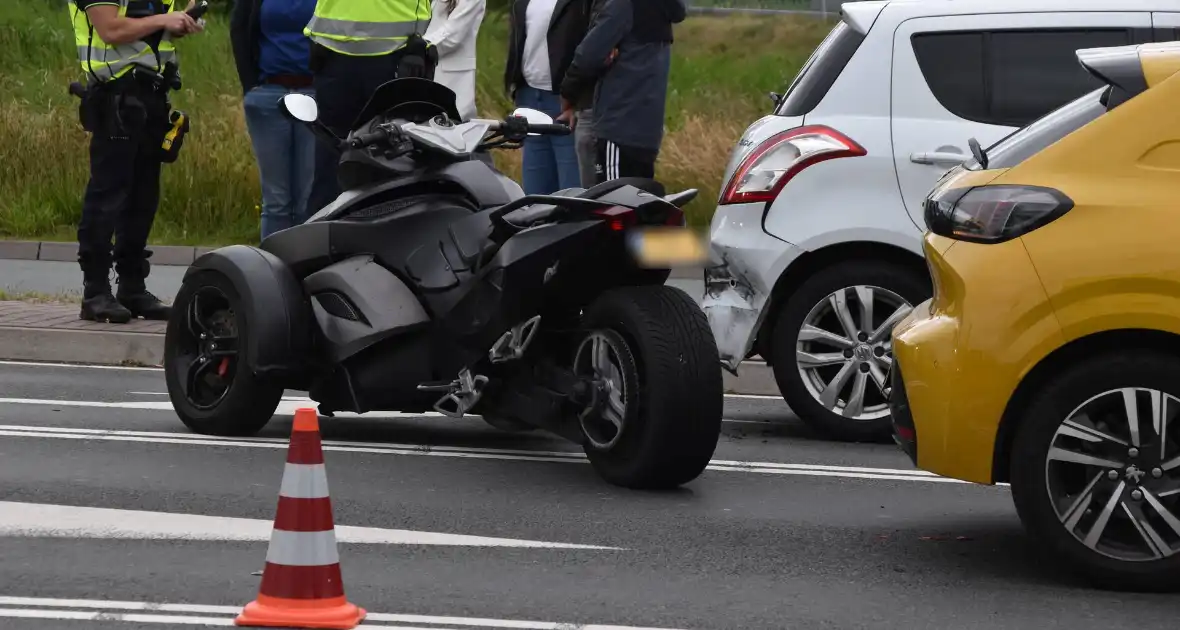 Driewiel motor rijder botst achterop twee auto's - Foto 1