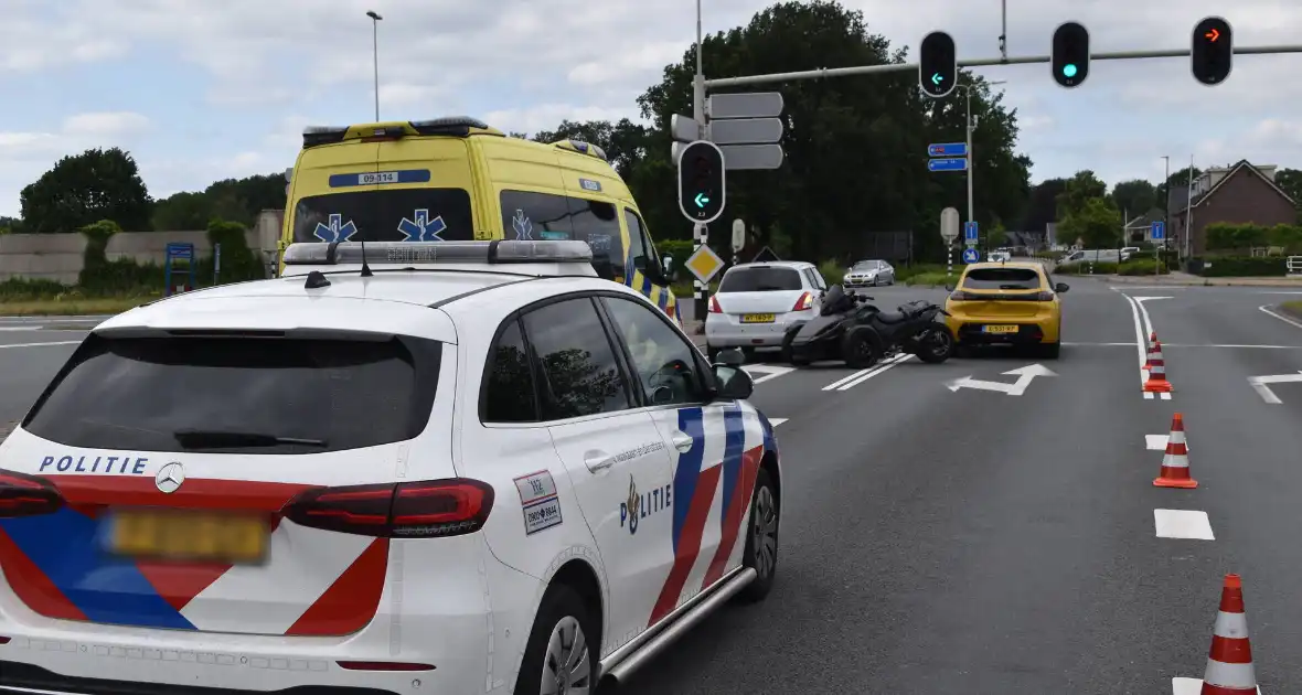 Driewiel motor rijder botst achterop twee auto's - Foto 2