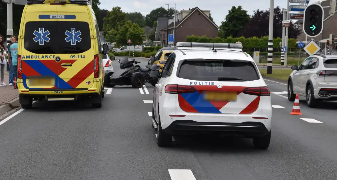 Driewiel motor rijder botst achterop twee auto's - Foto 3