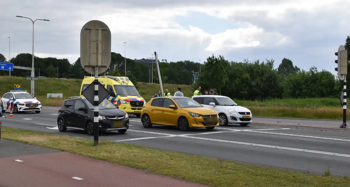 Driewiel motor rijder botst achterop twee auto's - Foto 4