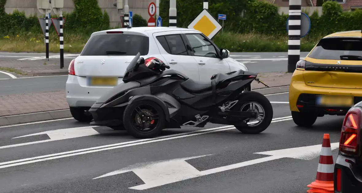 Driewiel motor rijder botst achterop twee auto's - Foto 5