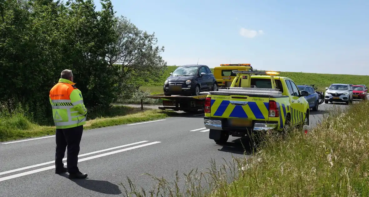 Auto afgesleept bij kop-staartbotsing