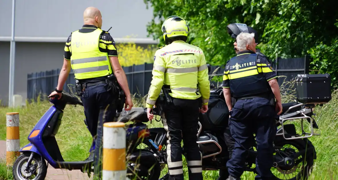 Scooterrijder belandt in sloot tijdens achtervolging - Foto 2