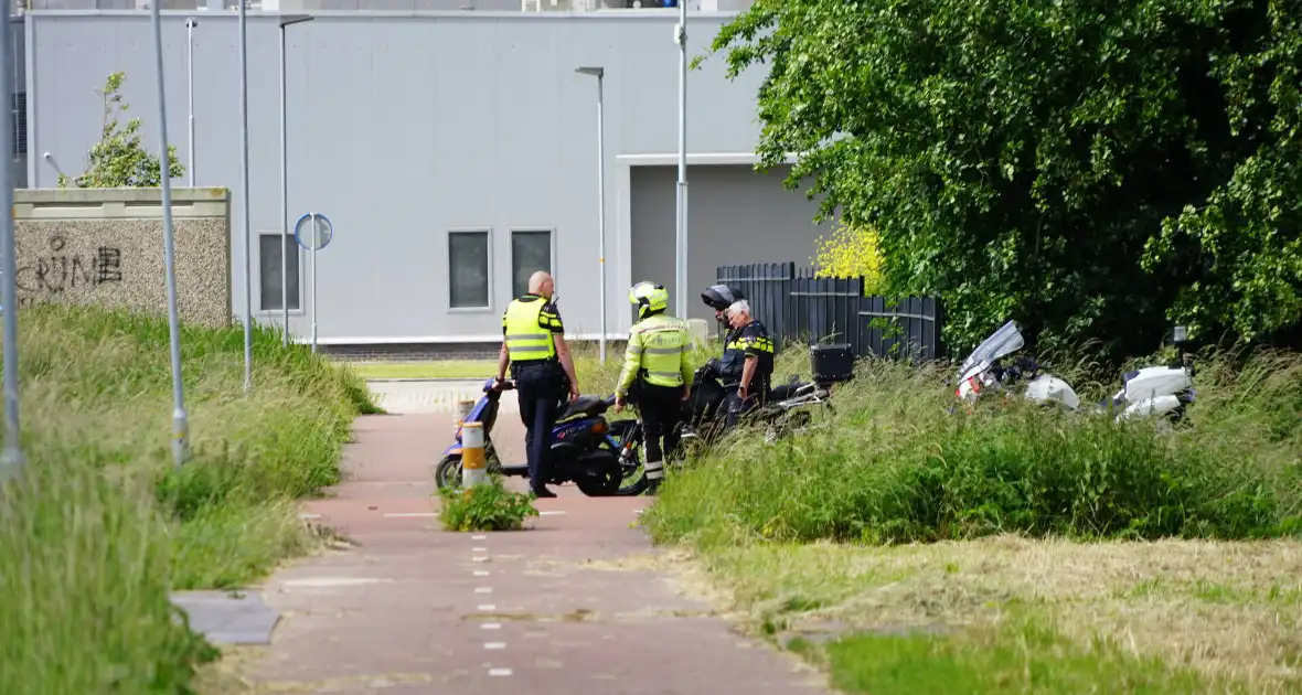 Scooterrijder belandt in sloot tijdens achtervolging - Foto 3