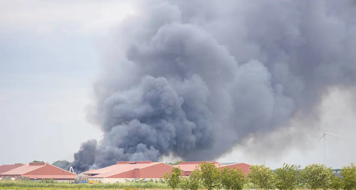 Grote zwarte wolken bij brand in landbouwschuren