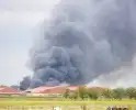 Grote zwarte wolken bij brand in landbouwschuren