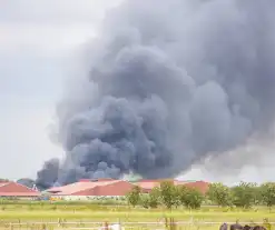 Grote zwarte wolken bij brand in landbouwschuren